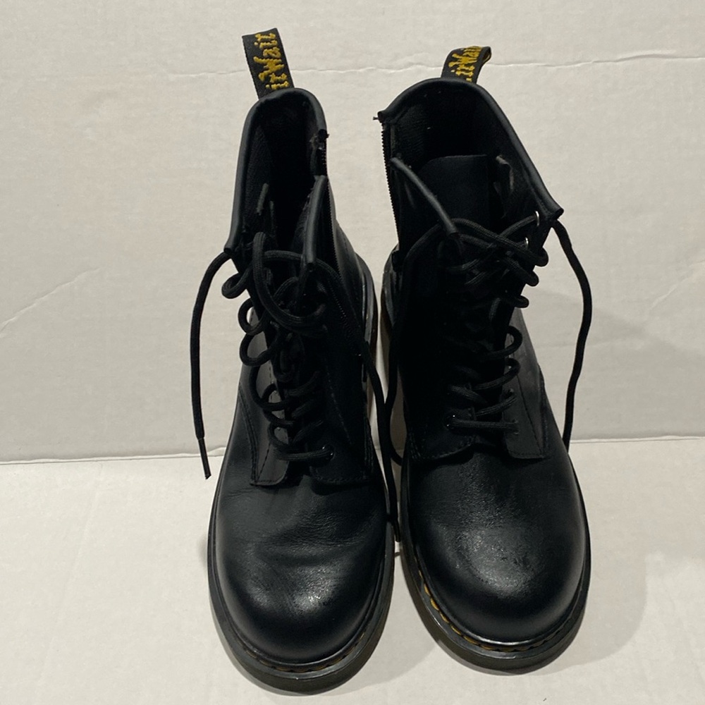 Dr. Martens women’s black combat bootss
